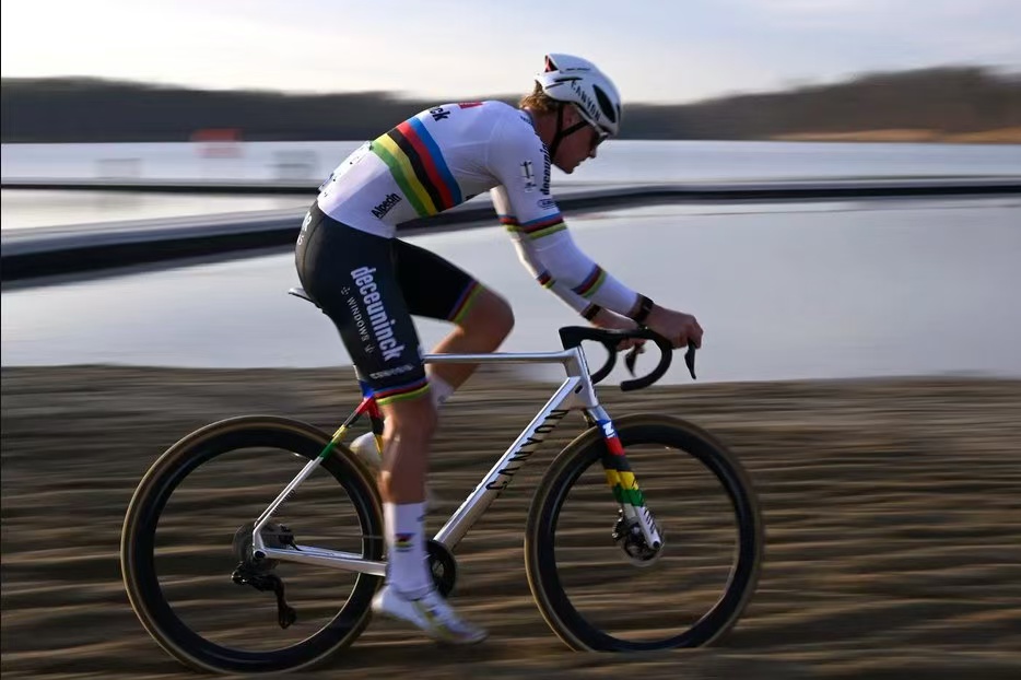 Il ritorno trionfale di Matthew van der Poel, la maglia da ciclismo Alpecin testimonia la sua decima vittoria
